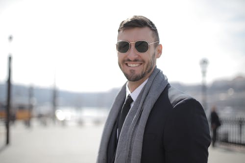 黑色西装戴墨镜的男人 · 免费素材图片