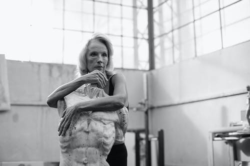黑色背心的老妇的灰度照片 · 免费素材图片