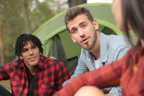 朋友们在露营地共度时光 · 免费素材图片