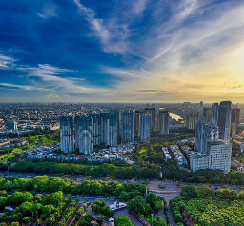 蓝蓝的天空下的城市天际线 · 免费素材图片