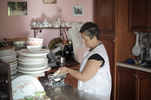 做玉米饼的白色连衣裙的女人 · 免费素材图片