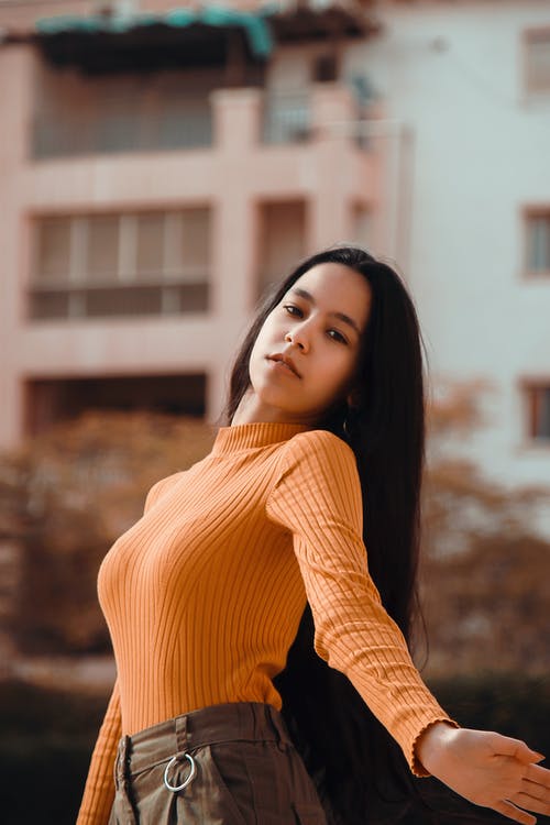 橙色毛衣的女人 · 免费素材图片