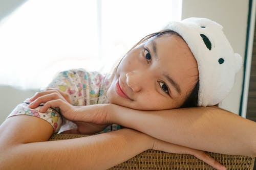 坐在藤椅上的女孩 · 免费素材图片