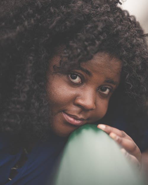 卷发的黑人女孩 · 免费素材图片