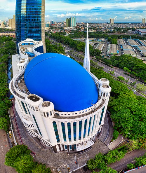 城市附近的蓝色和白色圆形建筑 · 免费素材图片