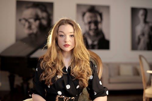 黑色和白色圆点长袖衬衫的女人 · 免费素材图片