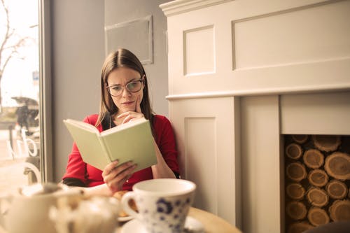 女人戴着眼镜看书 · 免费素材图片