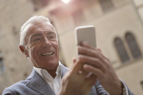 老人用智能手机与家人沟通 · 免费素材图片