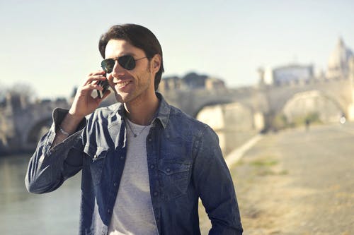 穿着黑色太阳镜的蓝色牛仔夹克的男人 · 免费素材图片