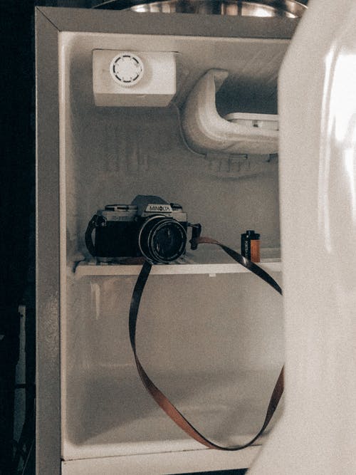 冰箱内的黑色尼康单反相机 · 免费素材图片