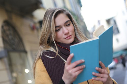 紫色的围巾，读一本书的女人 · 免费素材图片