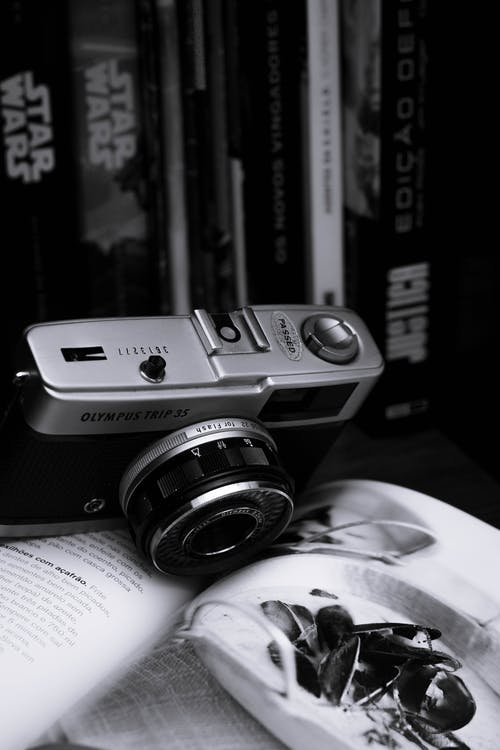 银色和黑色相机的灰度照片 · 免费素材图片