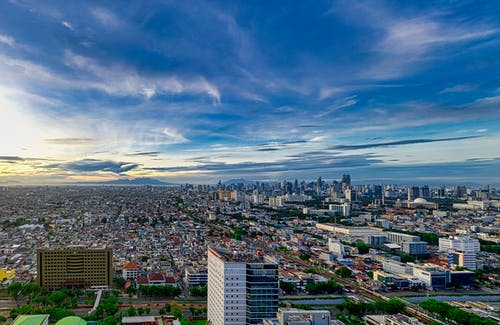 蓝蓝的天空下的城市建筑鸟瞰图 · 免费素材图片