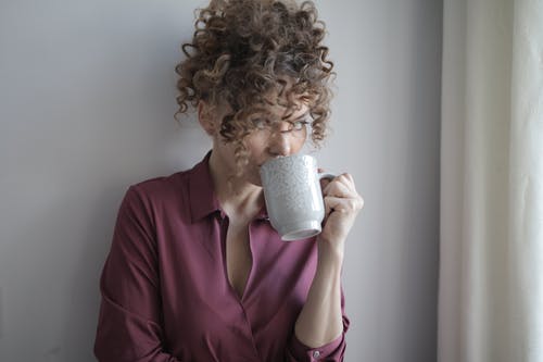 女人在家里独自喝咖啡 · 免费素材图片