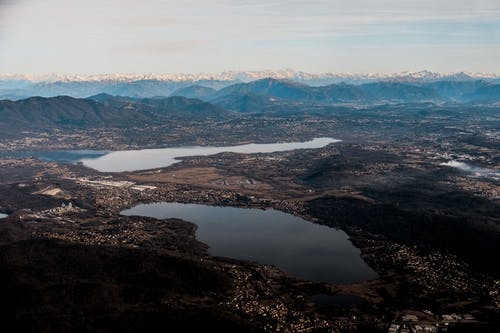 宁静的天空下山附近的湖泊的壮丽景色 · 免费素材图片