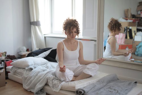 荷花姿势的冷静女人在家里醒来后冥想 · 免费素材图片