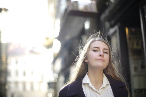 黑色和白色领衬衫的女人 · 免费素材图片