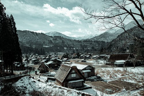 在多云的天空下的冬天山附近的房子的村庄 · 免费素材图片