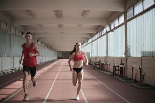 男人和女人跑步的照片 · 免费素材图片