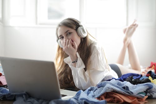 使用银macbook的白色礼服衬衫的女人 · 免费素材图片