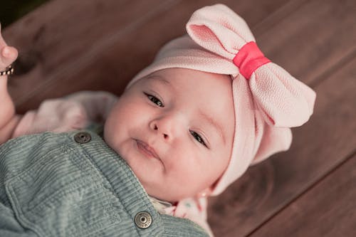 婴儿在粉红色的针织帽 · 免费素材图片