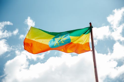 埃塞俄比亚国旗在多云的天空下 · 免费素材图片
