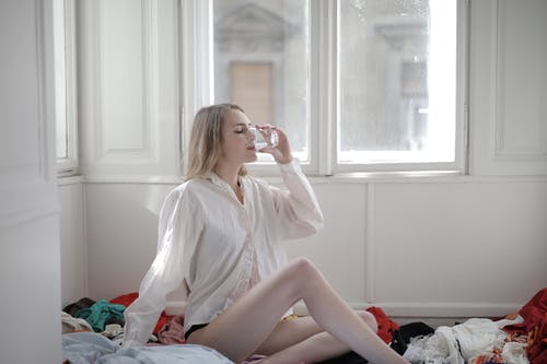 喝水时白色长袖衬衫的女人 · 免费素材图片