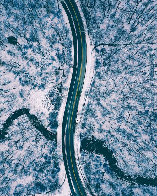 积雪的地面中间道路鸟瞰图 · 免费素材图片