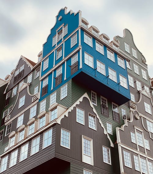 白色和黑色的混凝土建筑，在白云和蓝天下 · 免费素材图片