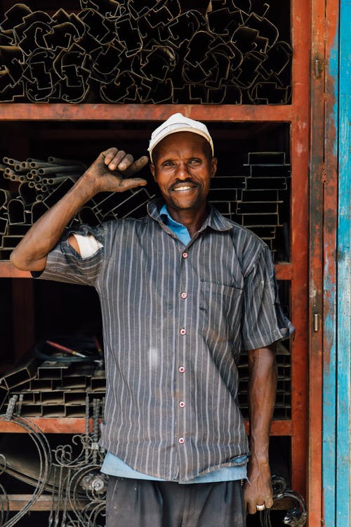 黑色细条纹纽扣衬衫的男人 · 免费素材图片