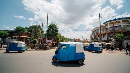 道路上的蓝色车辆的照片 · 免费素材图片
