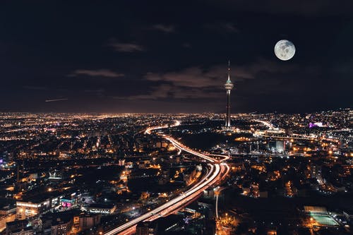 夜间有高层建筑的城市 · 免费素材图片