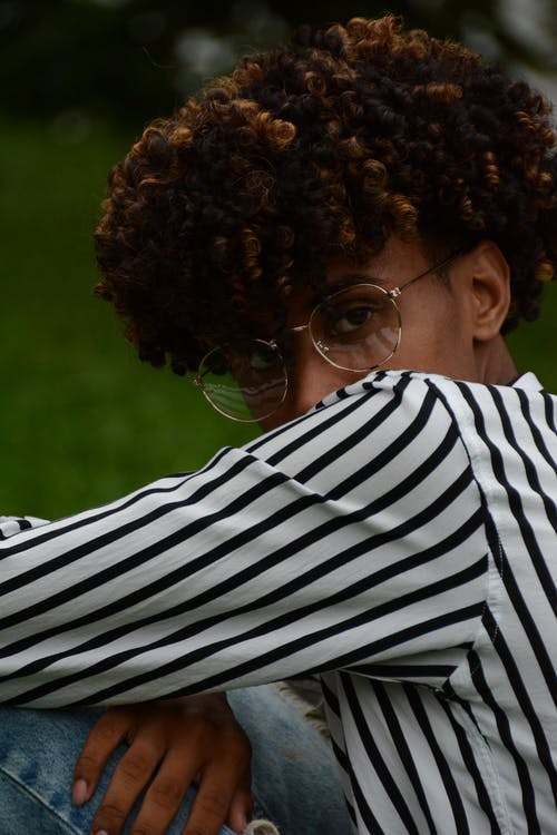 黑白条纹衬衫的人 · 免费素材图片