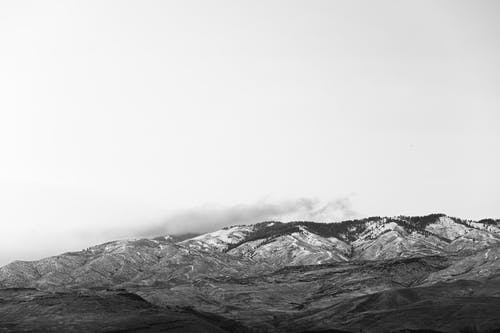 山脉的灰度照片 · 免费素材图片