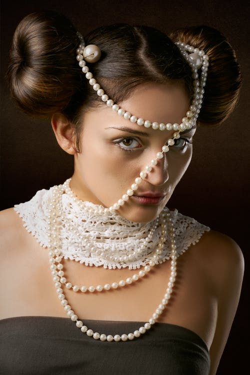 模特儿搭配珍珠项链，穿着优雅 · 免费素材图片