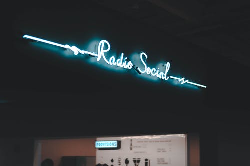 晚上在建筑物上带有radio Social铭文的明亮招牌 · 免费素材图片