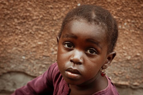 粉色圆领衬衫的女孩 · 免费素材图片