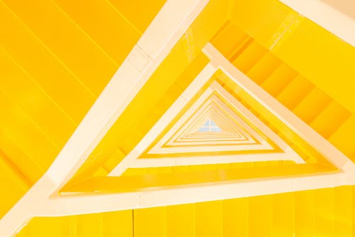 当代公寓的黄色几何楼梯 · 免费素材图片