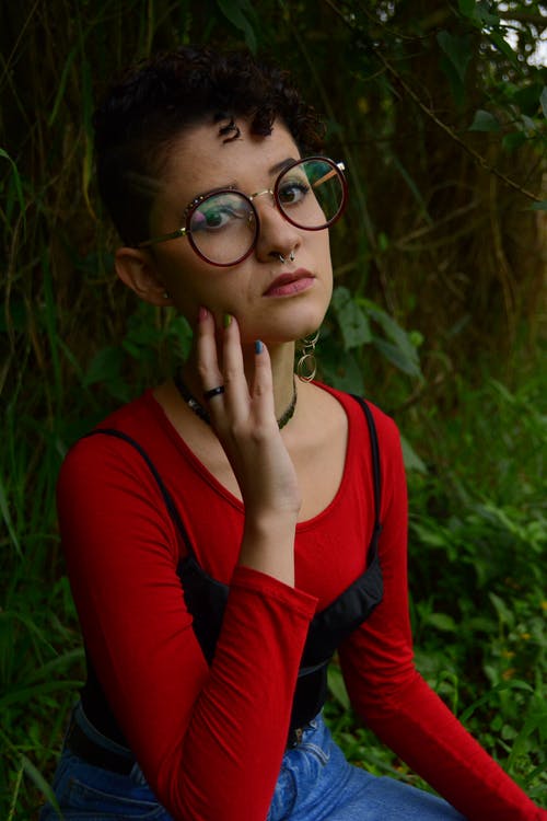 红色的长袖衬衫，戴着眼镜的女人 · 免费素材图片