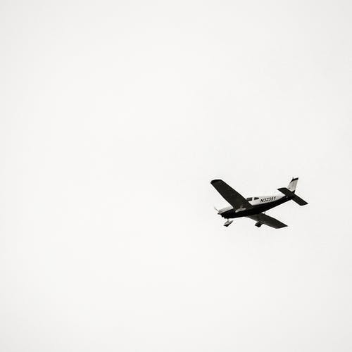 半空中的黑白飞机 · 免费素材图片