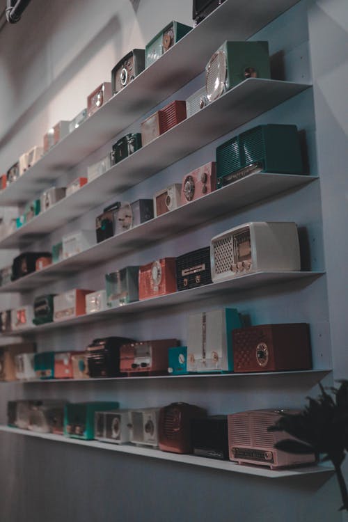 商店货架上的复古收音机的集合 · 免费素材图片