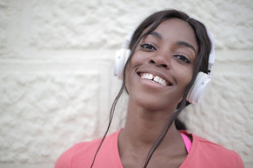 快乐的非洲裔美国女性，听听音乐 · 免费素材图片