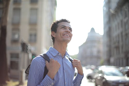 蓝色和白色的条纹的长袖衬衫的男人微笑着 · 免费素材图片