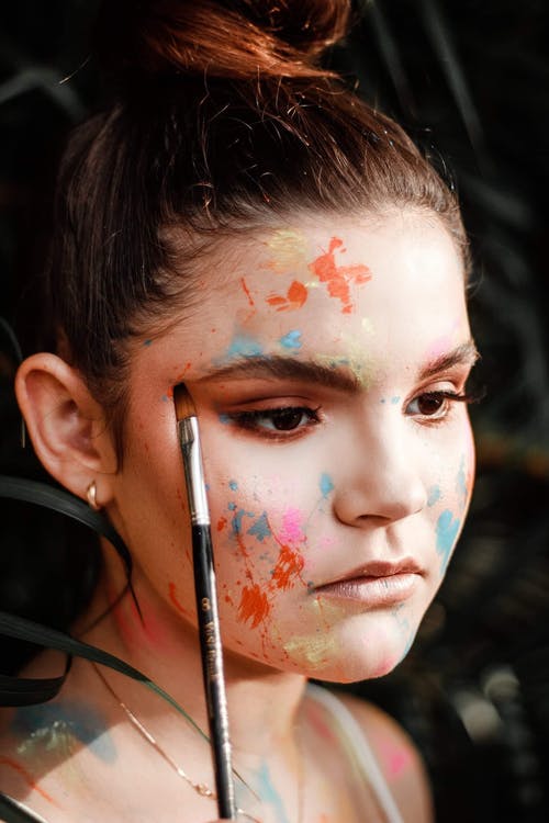 面漆的女人 · 免费素材图片