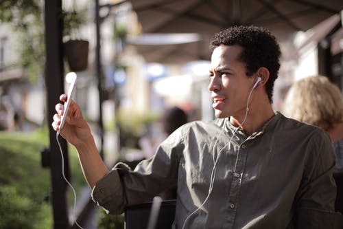 非洲裔美国人在街边咖啡馆打视频电话 · 免费素材图片