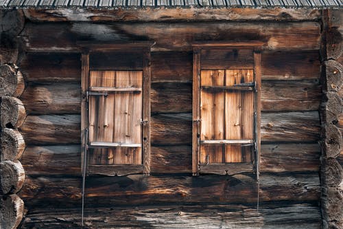 农村的风化木屋关闭的窗户 · 免费素材图片