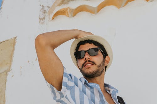 蓝色和白色的条纹polo衫，戴着黑色太阳镜和棕色帽子的男人 · 免费素材图片
