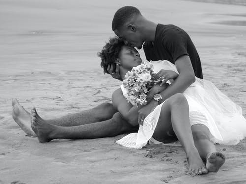 男人和女人在海滩上接吻 · 免费素材图片