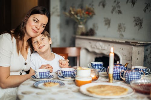 幸福的母亲和儿子在家里吃早餐 · 免费素材图片