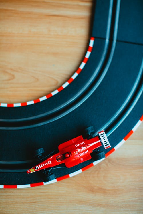 玩具车在赛道上的顶视图照片 · 免费素材图片